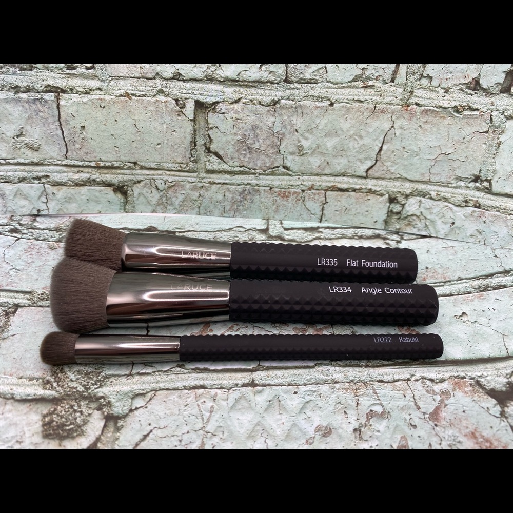 NWT 3 Laruce face brushes